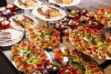 Yemek dolu bir masanın üstünde oturan bir pizza.