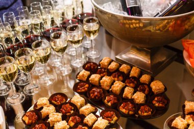 Bir masa dolusu yemek ve şarap.