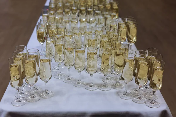 Una mesa con copas de vino —  Fotos de Stock