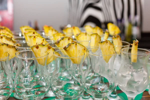 Un groupe de bouteilles en verre sur une table — Photo