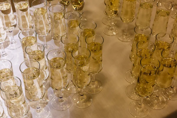 A group of empty glasses on a table — Stock Photo, Image