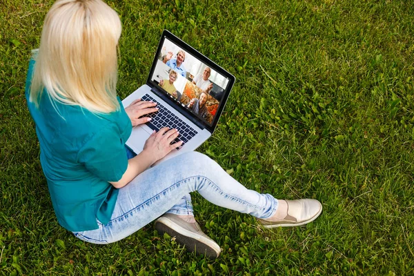 Educación, campus, verano, comunicación, tecnología, educación. mujer con laptop y e-study — Foto de Stock
