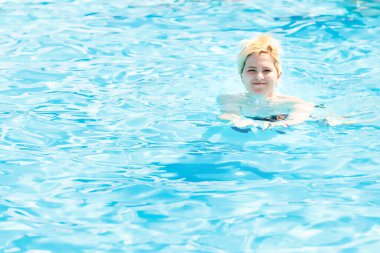 Yüzme havuzunda genç bir kadın