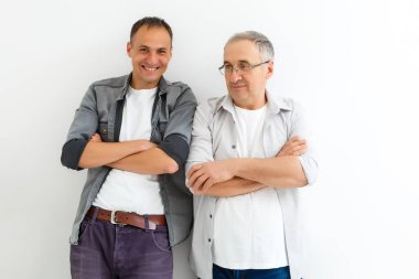 Yetişkin oğlu olan kıdemli baba beyaz arka planda izole edilmiş.