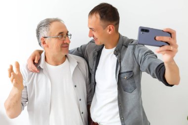 Selfie Oğlu ve Babası, aile değerleri ve selfie fotoğrafı konsepti.