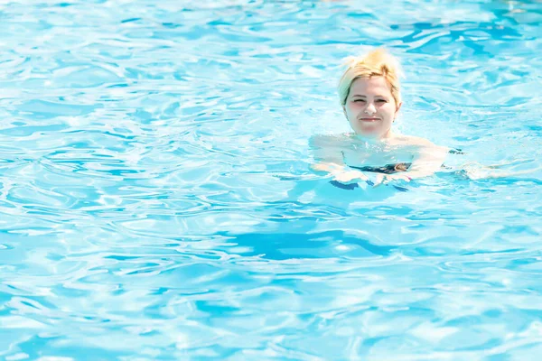 Yüzme havuzunda genç bir kadın