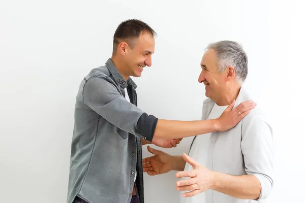 Fröhlicher Vater Und Sohn Umarmen Und Posieren Gemeinsam Isoliert Auf — Stockfoto