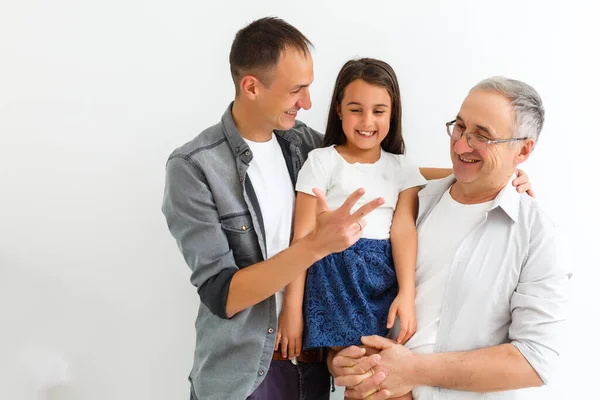 Indisch Asiatisch Familie Sitzen Über Weiß Hintergrund — Stockfoto