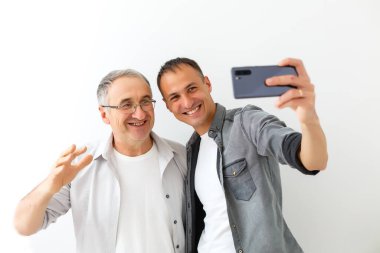 Selfie Oğlu ve Babası, aile değerleri ve selfie fotoğrafı konsepti.
