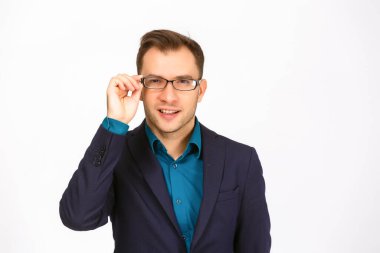 Beyaz arka planda izole edilmiş genç bir iş adamının görüntüsü