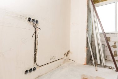 Onarım, yenileme, elektrik ve insan konsepti - elektrikçiye yakın