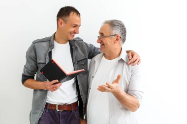 Yetişkin oğlu olan yaşlı bir baba, soyutlanmış beyaz bir geçmişi var..