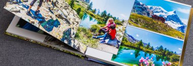 Fotobook açılır, İsviçre 'de seyahat edilir, gri arka planda