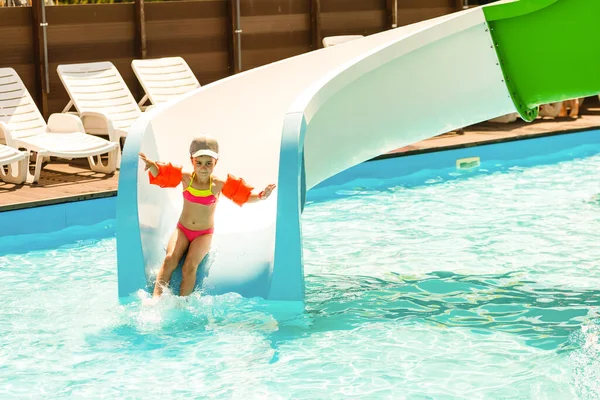 Petite fille mignonne jouant dans la piscine — Photo