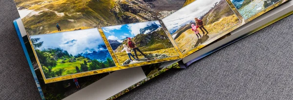 甲板桌上附有旅行照片的相册 — 图库照片