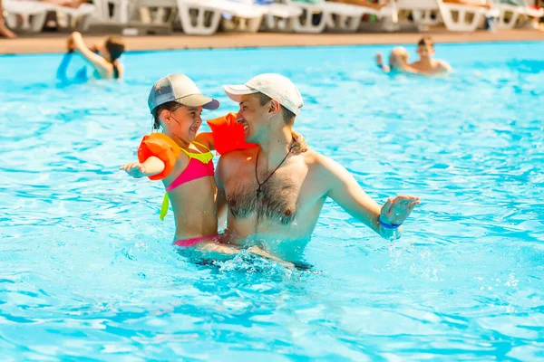 Vater spielt mit Tochter im Schwimmbad — Stockfoto