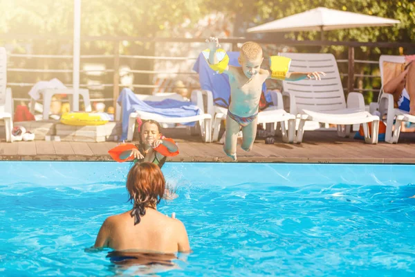 Deux femmes et leurs enfants dans la piscine — Photo