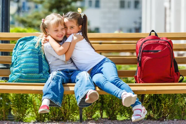 Šťastné holčičky se spolužáky baví ve škole — Stock fotografie
