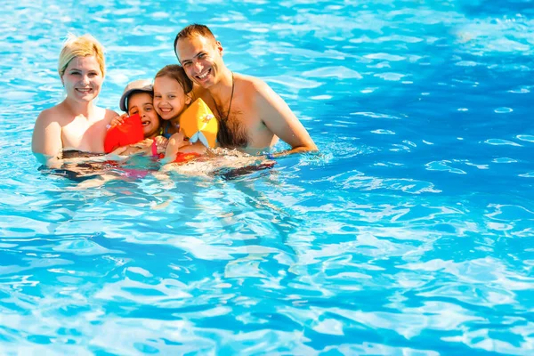 Genç bir aile, çocuklu aileler, havuzda. — Stok fotoğraf