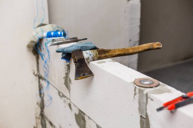 Bir dairenin onarımı, tadilatı, tadilatı ve yenilenmesi için gerekli malzemeler mevcut. Alçıtaşından ya da alçıpandan duvarlar yapmak.