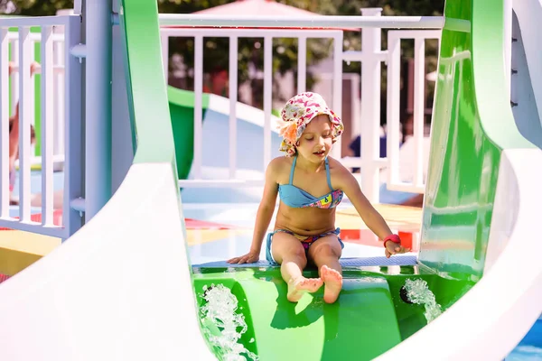 Menina bonito brincando na piscina — Fotografia de Stock