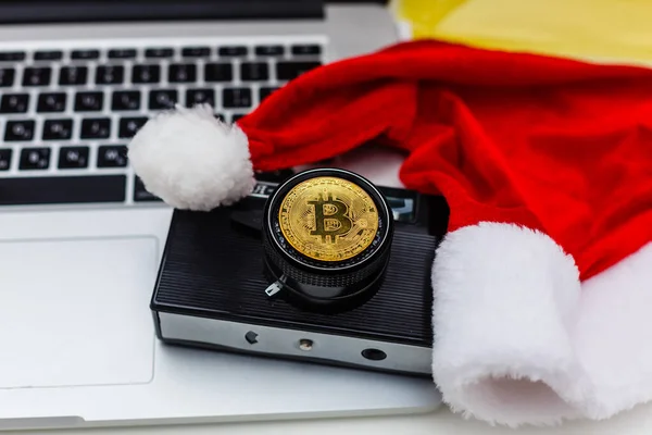 Bitcoin Και Νέο Έτος Crypto Νόμισμα Bitcoin Ένα Φόντο Χριστουγέννων — Φωτογραφία Αρχείου