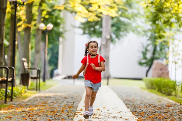 Menina Entrando Escola Com Mochila Pela Manhã Sob Sol Quente — Fotografia de Stock