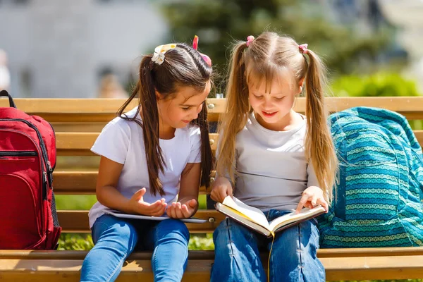 Gelukkig Kleine Meisjes Met Klasgenoten Hebben Plezier School — Stockfoto