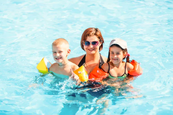 Madre Hijos Piscina — Foto de Stock