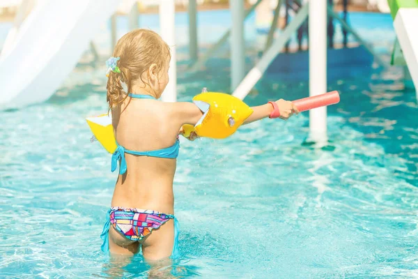 Petite Fille Mignonne Jouant Dans Piscine — Photo