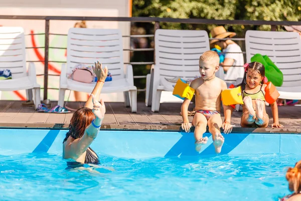 Zwei Frauen Und Ihre Kinder Pool — Stockfoto