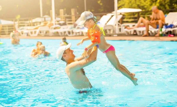 Baba yüzme havuzunda kızıyla oynuyor. — Stok fotoğraf