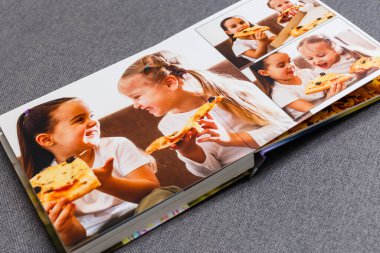 Çocuk fotoğraf kitabı, çocuklar pizza yer.