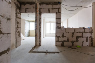 Daire onarımı, duvar onarımı, yenilenen ev dekorasyonu, kaplama.