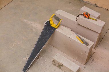 Bir dairenin onarımı, tadilatı, tadilatı ve yenilenmesi için gerekli malzemeler mevcut. Alçıtaşından ya da alçıpandan duvarlar yapmak.