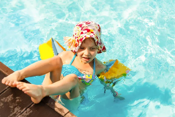 Cute toddler girl playing in swimming pool — Stock Photo, Image