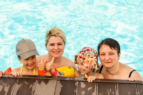 Dos Mujeres Sus Hijos Piscina — Foto de Stock