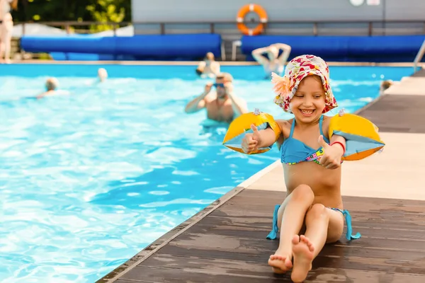 Nettes Kleinkind Mädchen spielt im Schwimmbad — Stockfoto