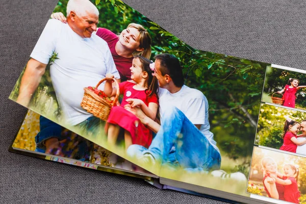 Familienfoto-Album, Sommerwochenende, Erdbeeren — Stockfoto