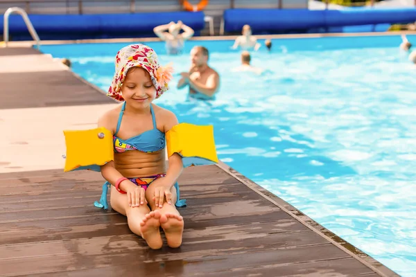 Nettes Kleinkind Mädchen spielt im Schwimmbad — Stockfoto