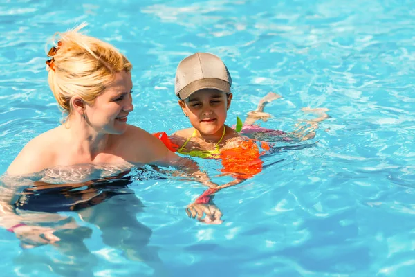 Mère et la fille à la piscine, vacances d'été — Photo