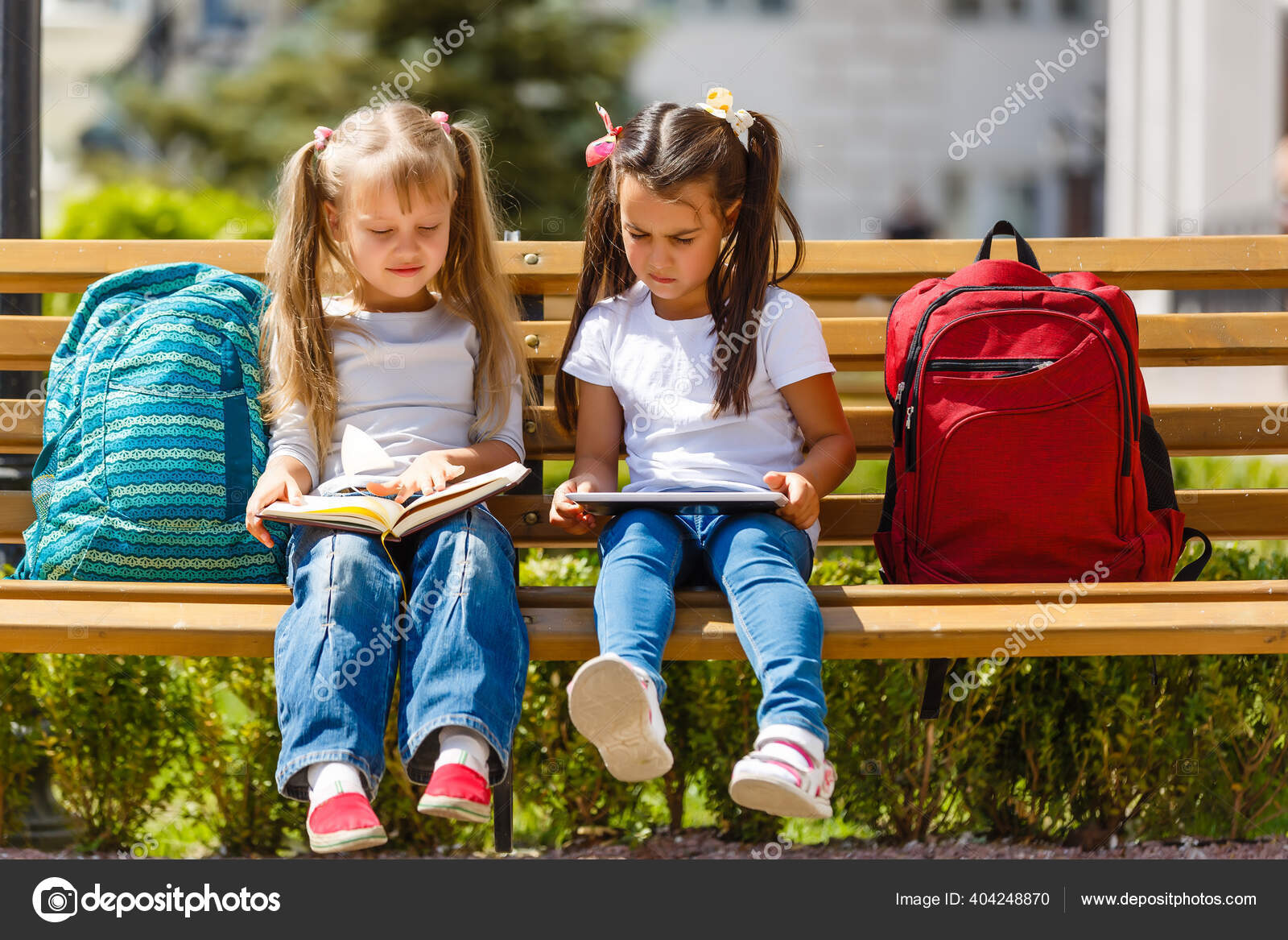 Joyeuses Petites Filles Avec Des Camarades Classe Qui S
