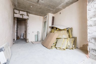 Yenileme konsepti - yenileme veya yenileme sırasında boş bir dairede merdiven