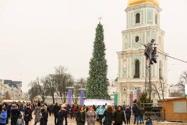 Noel pazarının yapıldığı Sofievskaya Meydanı 'nda Noel ağacı dikildi. 2 Ocak 2019, Kiev, Ukrayna