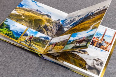Fotobook açılır, İsviçre 'de seyahat edilir, gri arka planda