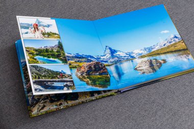 Fotobook açılır, İsviçre 'de seyahat edilir, gri arka planda