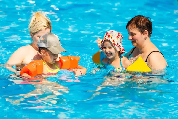 Dos Mujeres Sus Hijos Piscina — Foto de Stock