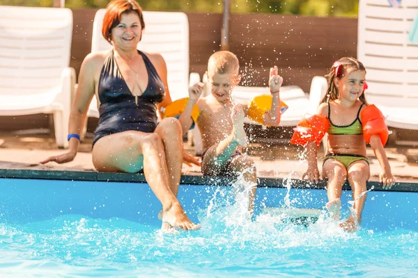 Anne ve çocuklar havuza. — Stok fotoğraf