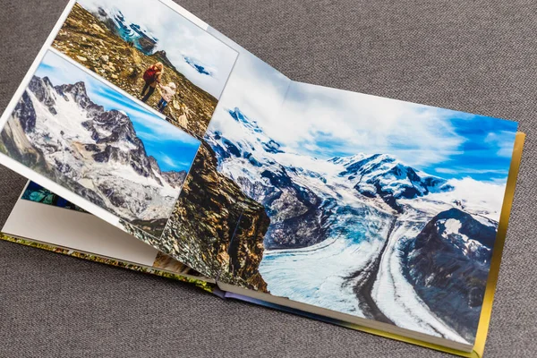 Photobook Otwarty Podróże Szwajcarii Szarym Tle — Zdjęcie stockowe