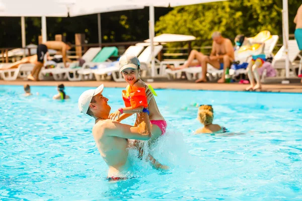 Vater spielt mit Tochter im Schwimmbad — Stockfoto